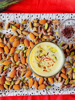 केसर मसाला दूध(Kesar Masala Dudh recipe in Hindi) रेसिपी मुख्य फोटो