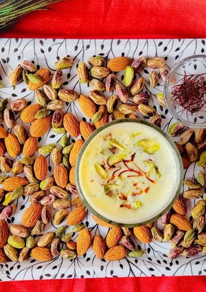 केसर मसाला दूध(Kesar Masala Dudh recipe in Hindi) रेसिपी मुख्य फोटो