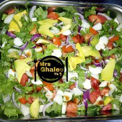 A picture of Salad garnish with avocado.