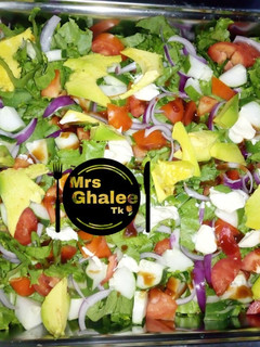 A picture of Salad garnish with avocado.
