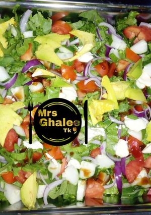 A picture of Salad garnish with avocado.