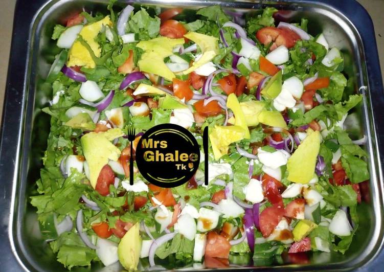 Recipe of Speedy Salad garnish with avocado