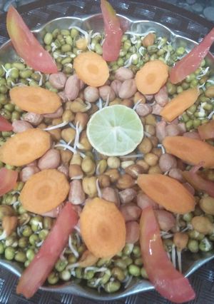 स्प्राउट सलाद (Sprouted salad recipe in Hindi) रेसिपी मुख्य फोटो