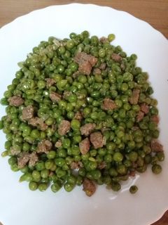 Una foto de Guisantes con salchichas frescas de ternera
