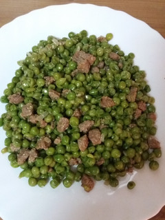 Una foto de Guisantes con salchichas frescas de ternera
