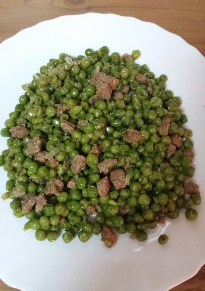 Una foto de Guisantes con salchichas frescas de ternera