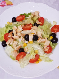 Una foto de Ensalada con virutas de pollo