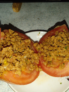 Una foto de Tomate relleno vegetariano 🍅 rápido, fácil, económico