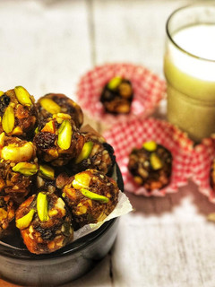 A picture of Dry fruits bites.