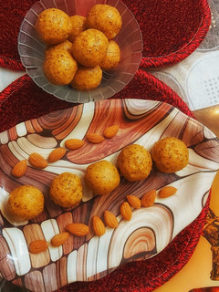 बेसन के लडू (besan ke ladoo reicpe in Hindi) रेसिपी मुख्य फोटो