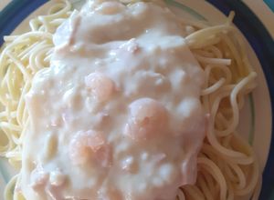 Una foto de Tallarines salsa Blanca hecha en casa y camarones y jamón