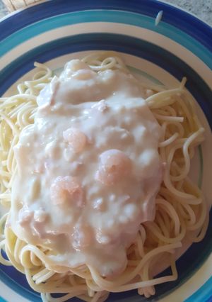 Una foto de Tallarines salsa Blanca hecha en casa y camarones y jamón