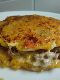 Una foto de Plátano maduro relleno de carne molida y queso🧀🧅🥩