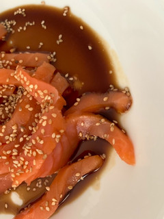 Una foto de Salmón ahumado en salsa de soja