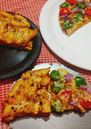 A picture of Veg cheese Pasta Pizza.