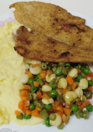 Una foto de Pescado frito con puré de papa
