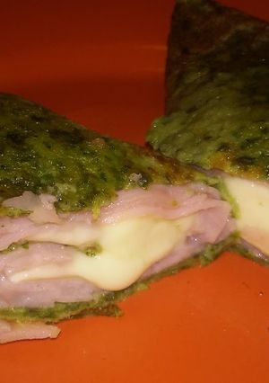 Una foto de Crepes verdes de jamón y queso