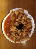 Teriyaki marinated tofu in tomato-ananas-bamboo shoot sauce with white beans and kalonji (vegan)