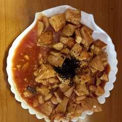 O poză a rețetei Teriyaki marinated tofu in tomato-ananas-bamboo shoot sauce with white beans and kalonji (vegan).
