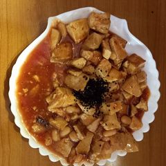 A picture of Teriyaki marinated tofu in tomato-ananas-bamboo shoot sauce with white beans and kalonji (vegan).