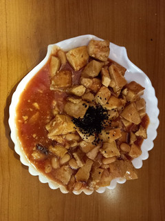 A picture of Teriyaki marinated tofu in tomato-ananas-bamboo shoot sauce with white beans and kalonji (vegan).