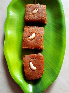 बेसन बर्फी (besan barfi recipe in Hindi) रेसिपी मुख्य फोटो
