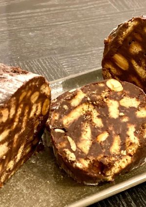 Una foto de 🇬🇷 SALAMI de CHOCOLATE (Μωσαΐκο / Σαλάμι / Κορμός, Grecia)