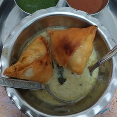 A picture of કડી સમોસા.