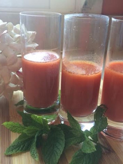 Una foto de Chupitos de gazpacho de sandía