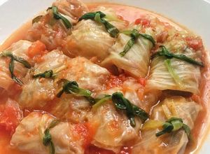 Hình của món Bắp cải cuộn thịt băm sốt cà chua.