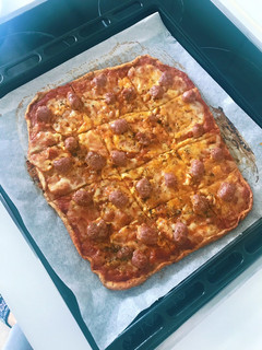 Una foto de Pizza al estilo italiano con longaniza y mozzarella