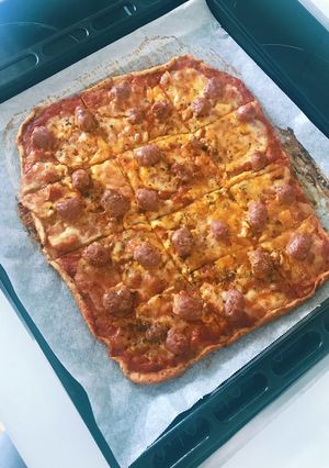 Una foto de Pizza al estilo italiano con longaniza y mozzarella