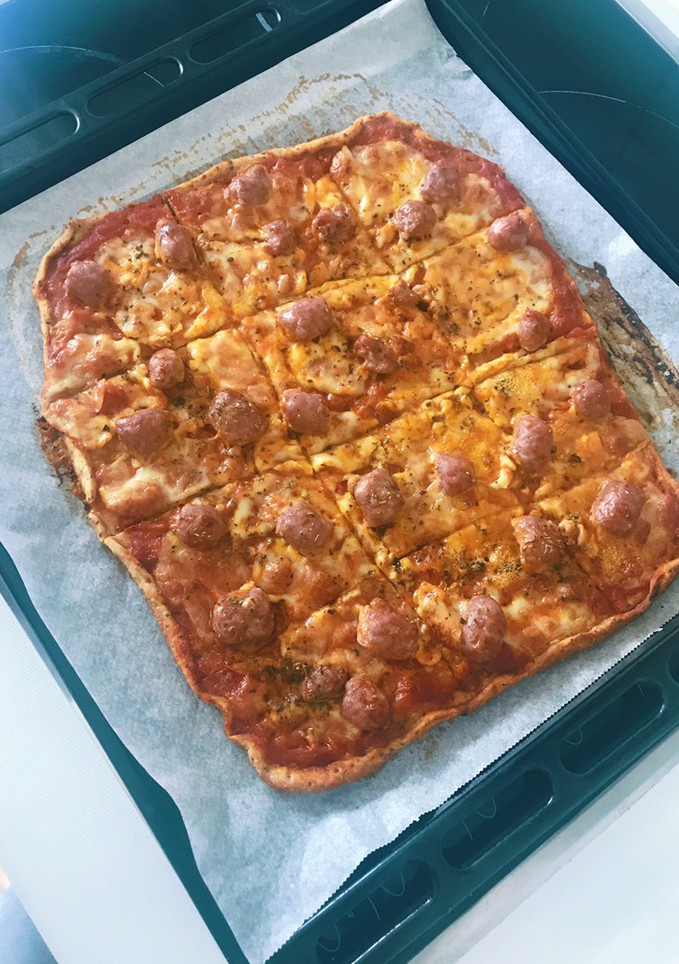 Una foto de Pizza al estilo italiano con longaniza y mozzarella