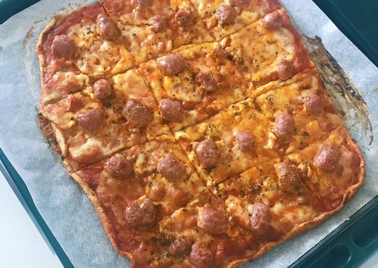Pizza al estilo italiano con longaniza y mozzarella