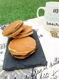 Una foto de Dorayakis integrales rellenos de mermelada de café