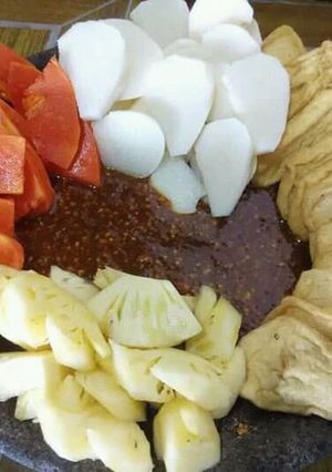 A picture of Rujak Buah (spicy sweet fruit salad).