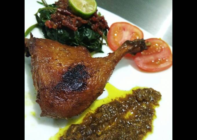 Bebek goreng dan plecing kangkung