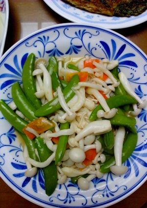 [菇菇巧思]美白菇炒甜豆 的食譜成品照片