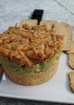 Foto principal de Tartar de salmón con guacamole y base de cuscús con toque de mayonesa, lima y mostaza