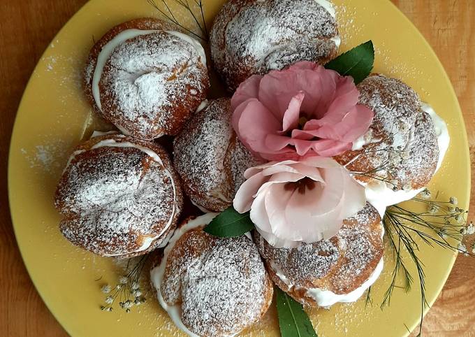 Профитроли со взбитыми сливками