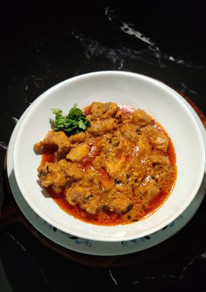 A picture of Lahsuni makhani murg (with fresh cream).