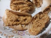 Una foto de sobras de pollo asado en salsa