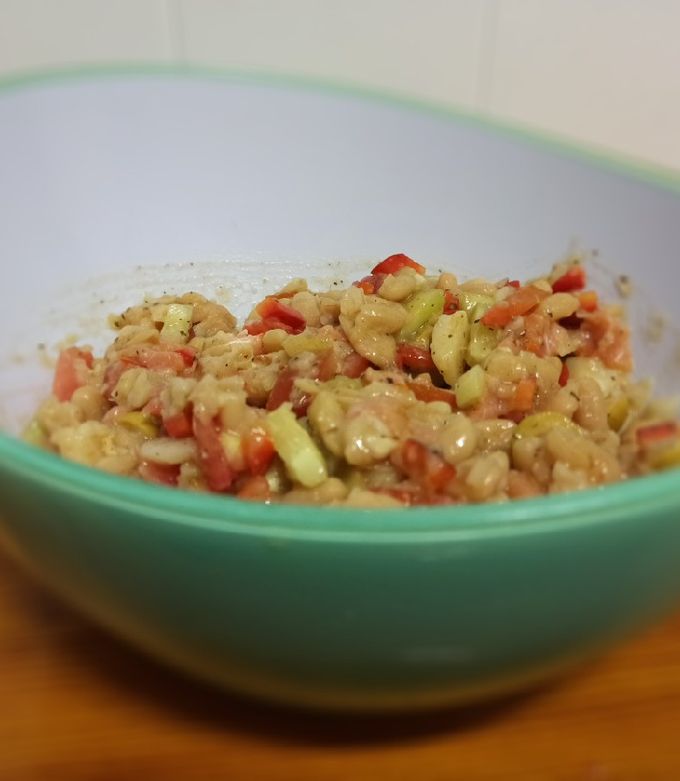 Foto principal de Ensalada arcoíris multicolor de habichuelas (alubias) blancas