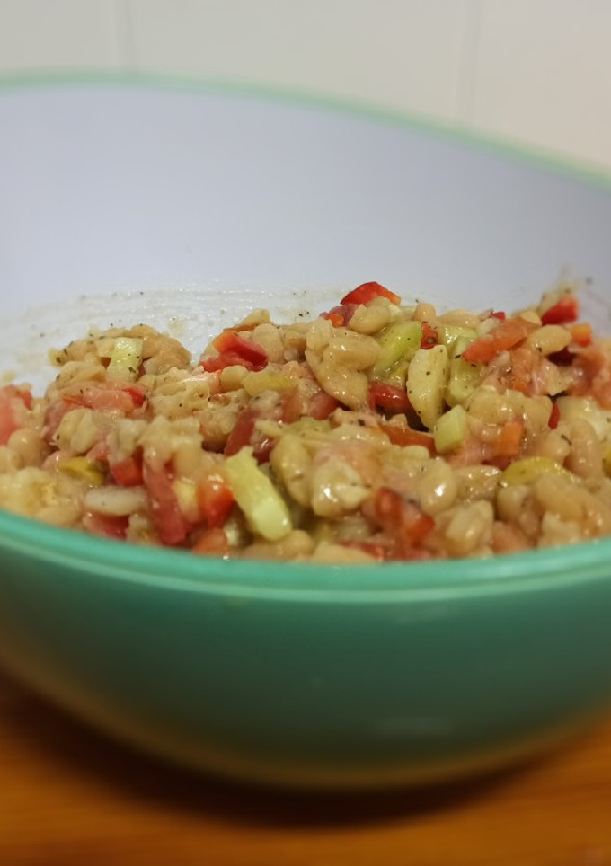 Una foto de Ensalada arcoíris multicolor de habichuelas (alubias) blancas