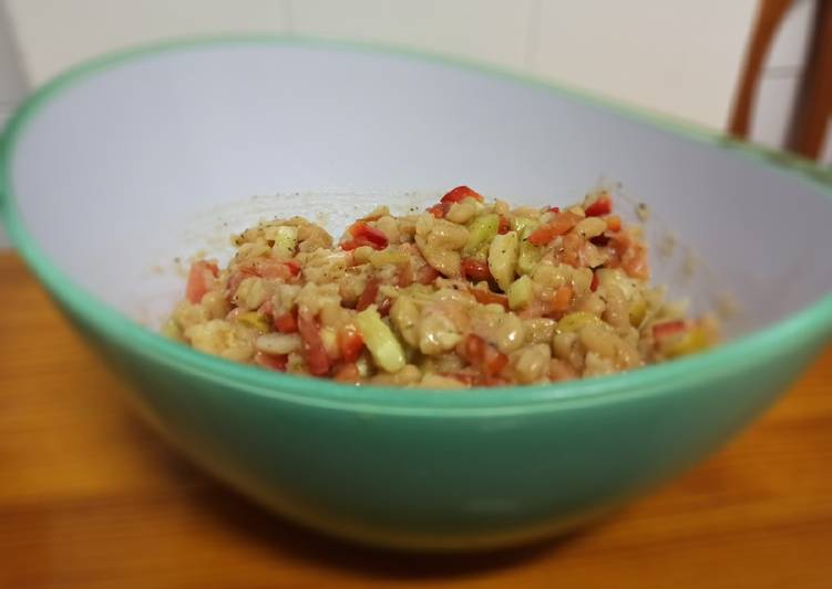 Ensalada arcoíris multicolor de habichuelas (alubias) blancas