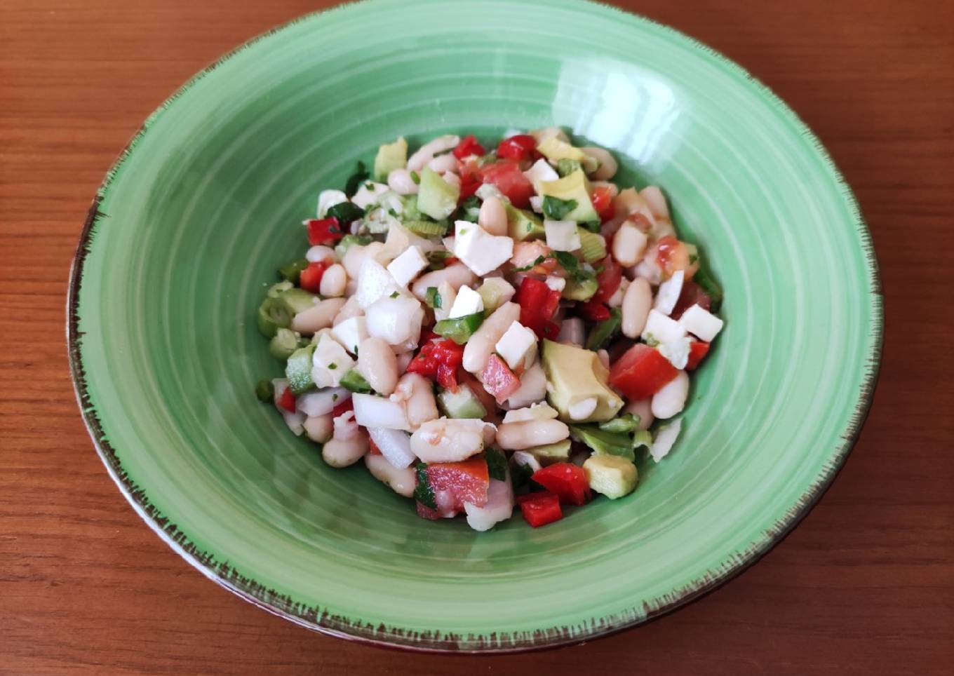 Ensalada de alubias blancas con aguacate y skyrella