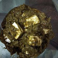 A picture of Palak paneer.