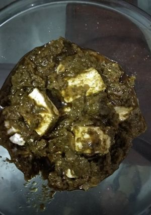 A picture of Palak paneer.