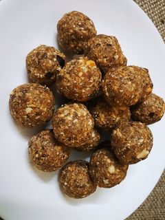 शेंगदाणा  खजूर  लाडू (sengdana khajur laadoo recipe in marathi) रेसिपी चे मुख्य फोटो 
