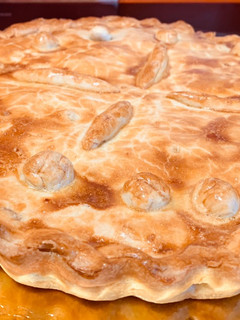 Una foto de Empanada de berenjena con pollo y aceitunas